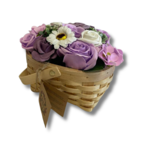 Bouquet fleurs lilas dans un panier en osier