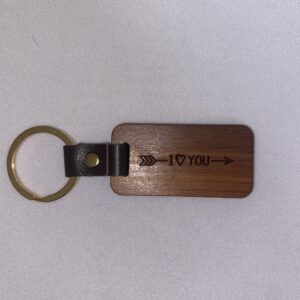 porte-clés gravé i love you de couleur sur du bois de couleur brun foncé