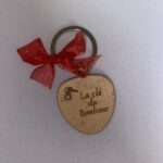 porte-clés en bois gravé la clé du bonheur