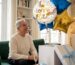 Unboxing surprise Fête des Grands-Pères avec envol de ballons gonflés à l hélium du carton mystère